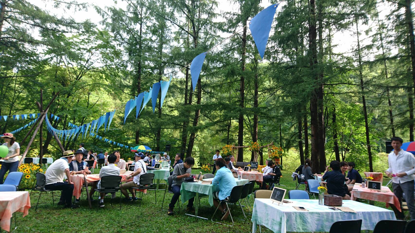 キャンプ場でひまわりいっぱいグランピングウエディング 札幌でオリジナル結婚式 コンセプトウエディングはアースウエディング Aswedding